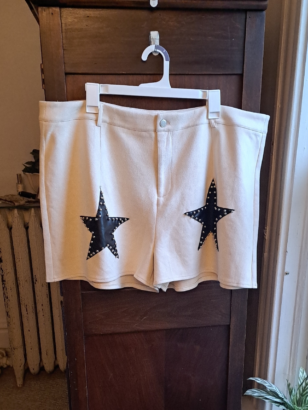 Saints & Hearts Size 3X Cream Suede Like  Women's Star Appliqué Shorts